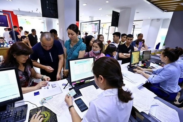 Mobile phone subscribers at a service station in Ha Noi’s Xa Dan Street. (Photo: VNA/VNS)