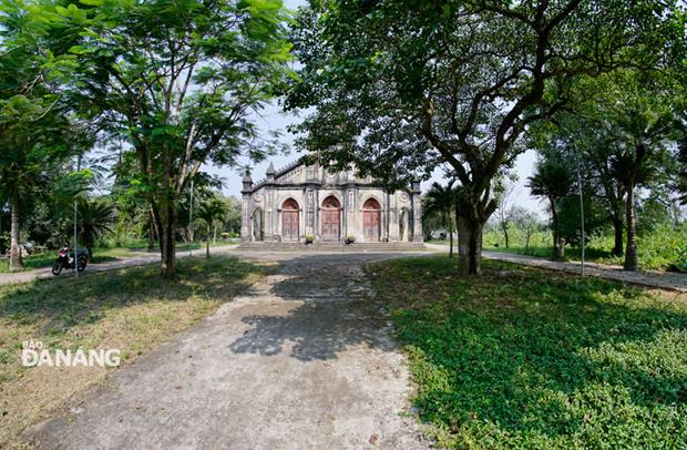  The over 15,000m2 oratory faces the south-east direction. It has been well preserved since its last refurbishment in 1989. It is a place for the Tung Son Catholic followers in the Phu Thuong Parish to perform their religious rituals and practices.