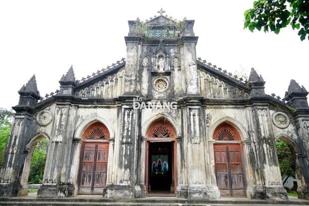  The around 15m-high oratory features French Gothic architecture, with a total of three 3.9m-high entrance gates.