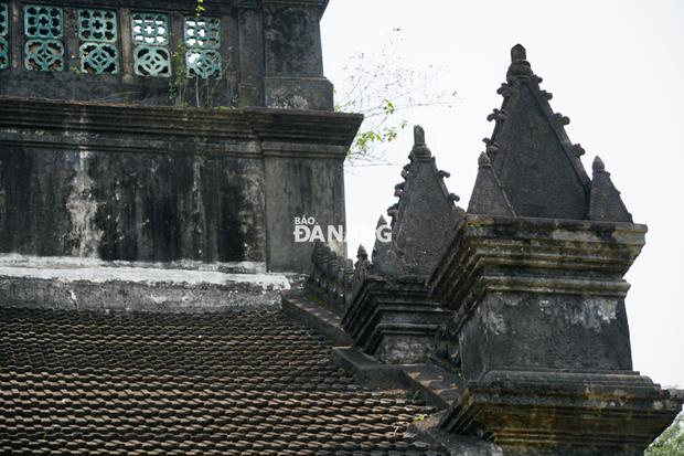   Previously, the oratory had been covered by yin-yang roof tiles which were then replaced by normal ones during the last refurbishment progress.