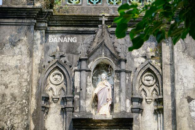  The building and decoration of the site’s front wall is imbued with Gothic architecture.