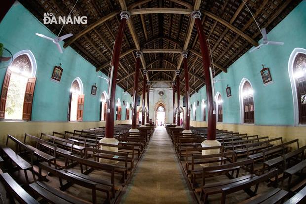   There are a total of 14 columns and 17 windows inside the venue