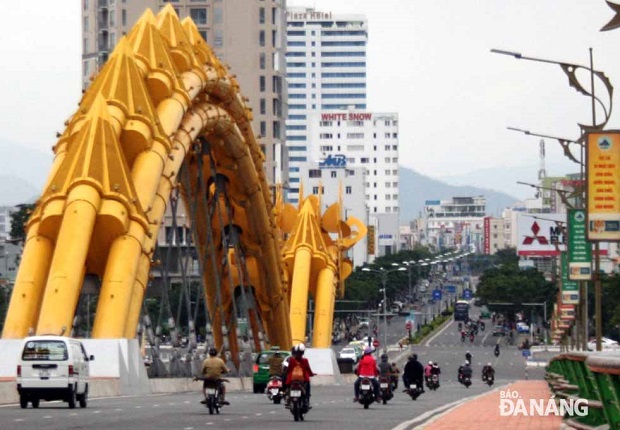 Vehicles on the Rong (Dragon) Bridge 