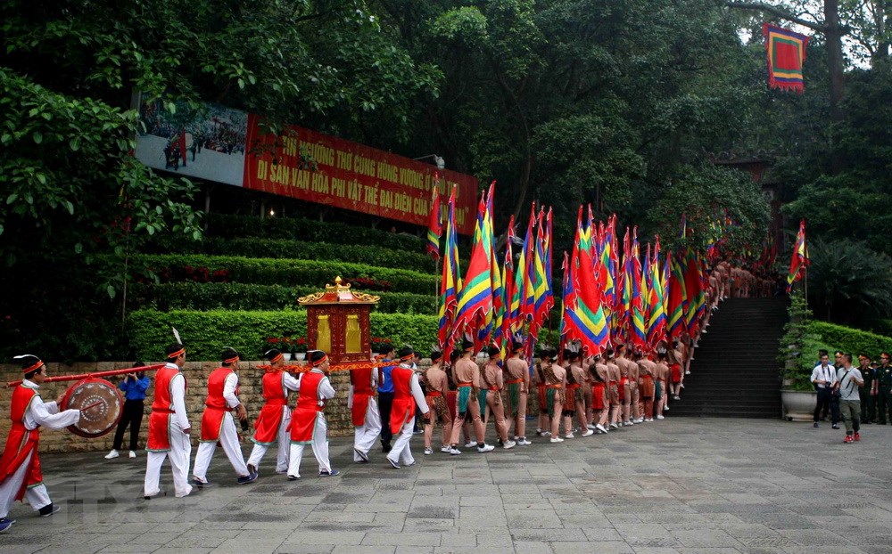 Đoàn dâng hương từ sân trung tâm lễ hội lên đền Thượng. (Ảnh: Thanh Tùng/TTXVN)