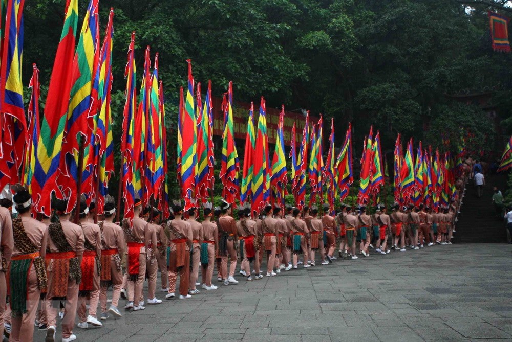 Đoàn dâng hương từ sân trung tâm lễ hội lên đền Thượng. (Ảnh: Thanh Tùng/TTXVN)