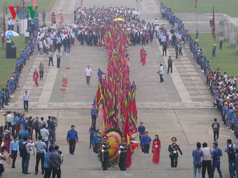 Đoàn rước lễ bắt đầu di chuyển từ sân Trung tâm.