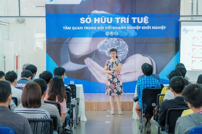 Đại diện VPĐD Cục SHTT tại Đà Nẵng giải đáp các vấn đề về SHTT cho các bạn trẻ khởi nghiệp tại Đà Nẵng.