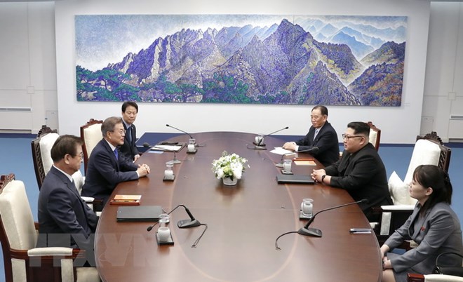 Tổng thống Hàn Quốc Moon Jae-in (thứ 2, trái) và nhà lãnh đạo Triều Tiên Kim Jong-un (thứ 2, phải) tại cuộc hội đàm ở Nhà Hòa bình, làng đình chiến Panmunjom ngày 27/4. (nguồn: Yonhap/TTXVN)