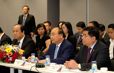 Thủ tướng Nguyễn Xuân Phúc đối thoại với các tập đoàn hàng đầu Singapore - Ảnh: VGP/Quang Hiếu