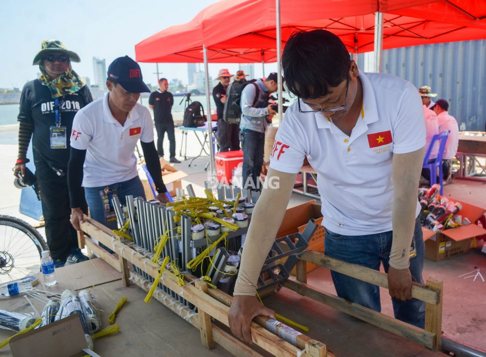 Các thành viên của đội chủ nhà Đà Nẵng-Việt Nam đang gấp rút lắp đặt các ống pháo, bệ đỡ cũng như hoàn chỉnh lần cuối nội dung của bài dự thi. Ảnh: XUÂN SƠN