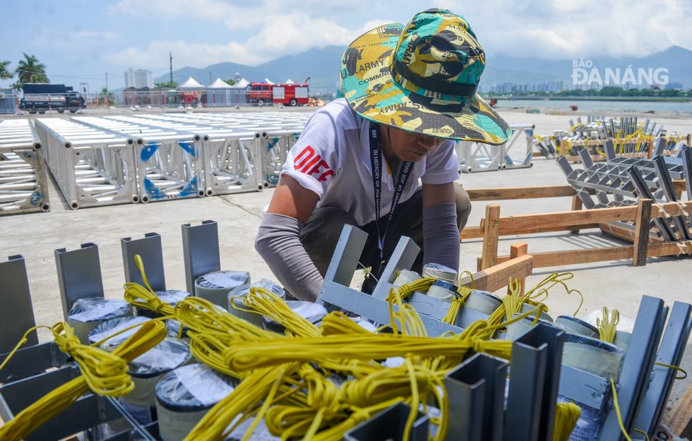 A total of 4,000 fireworks tubes, in all different shapes, colours and sizes, will be used for the hosts’ performances