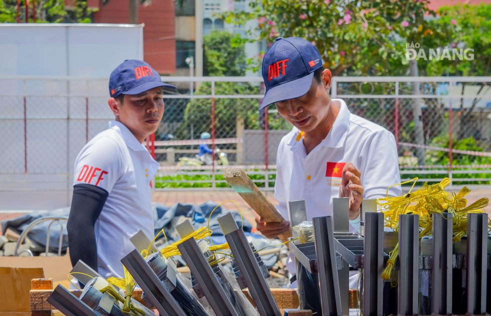  The display by the Vietnamese contestants will feature a harmony between enchanting support music, impressive pyrotechnic effects.