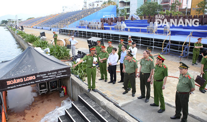 The inspection visit to a viewing stand in progress