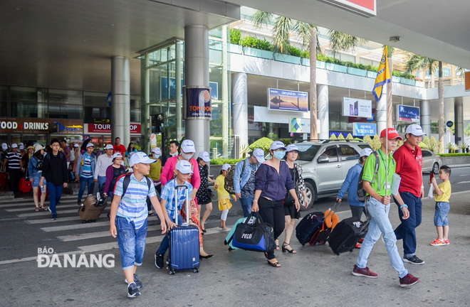 Du khách đến Đà Nẵng theo hình thức tour du lịch trong dịp lễ 30-4 và 1-5.