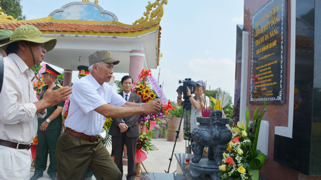 Các cựu chiến binh biệt động thành Đà Nẵng thắp hương tại lễ khánh thành bia tưởng niệm.