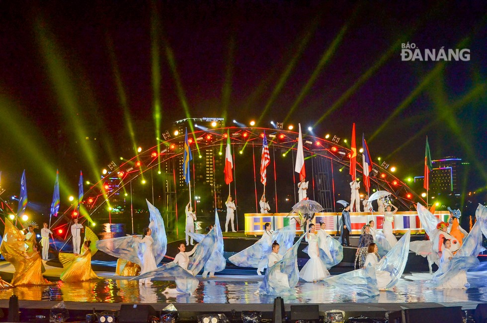  Themed ‘The Bridge of Love’, the opening night will thrill the spectators with stunning  arts performance, vividly reflecting the stunning images of beautiful bridges that participating teams bring to the event.