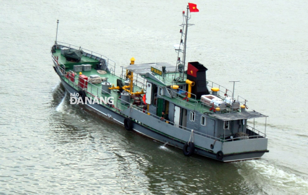 Tàu Biên phòng đã cơ động vào sông Hàn, sẵn sàng thực hiện nhiệm vụ bảo vệ an toàn đêm khai mạc DIFF 2018.     Ảnh: HOÀNG HIỆP
