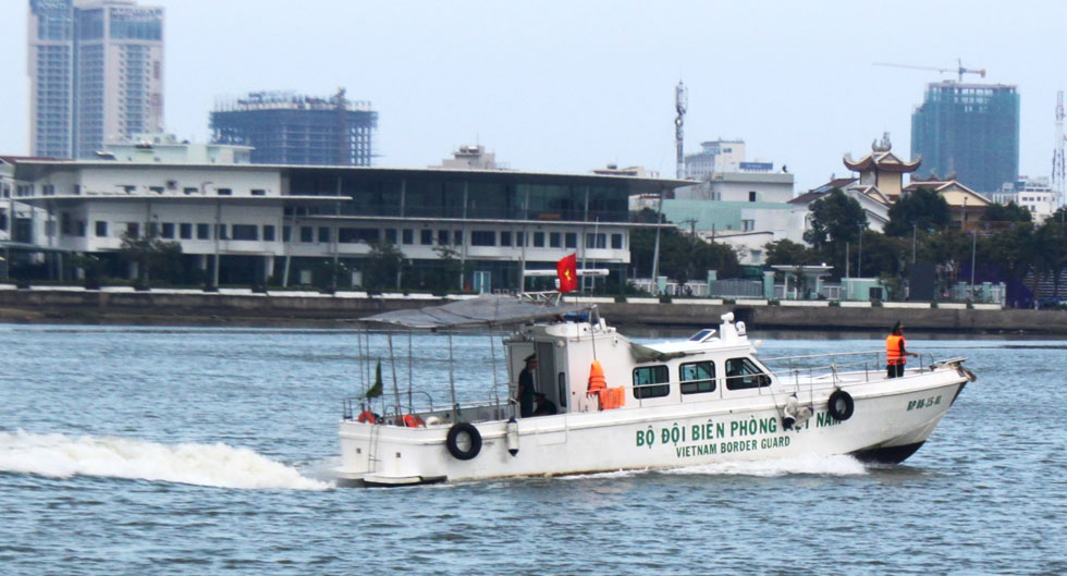 Từ 15 giờ 30, các tàu, xuồng cao tốc của các lực lượng Bộ đội Biên phòng thành phố đã triển khai tuần tra, thực hiện các nhiệm vụ trên sông Hàn. Ảnh: Hoàng Hiệp