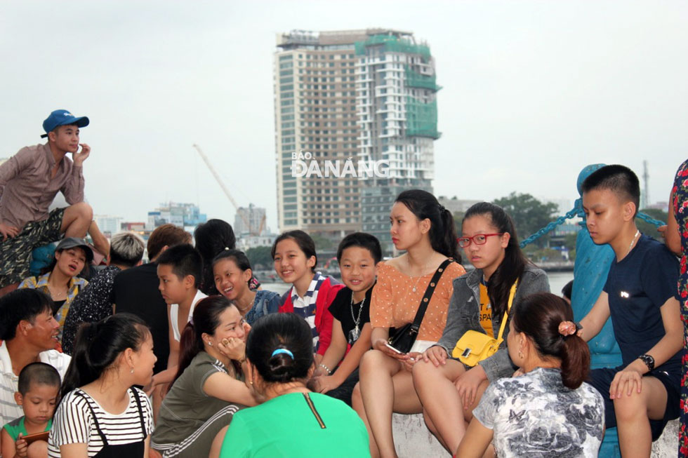 The pavements of Tran Hung Dao Street being crowded with locals and visitors, ready for much-awaited opening night of DIFF 2018