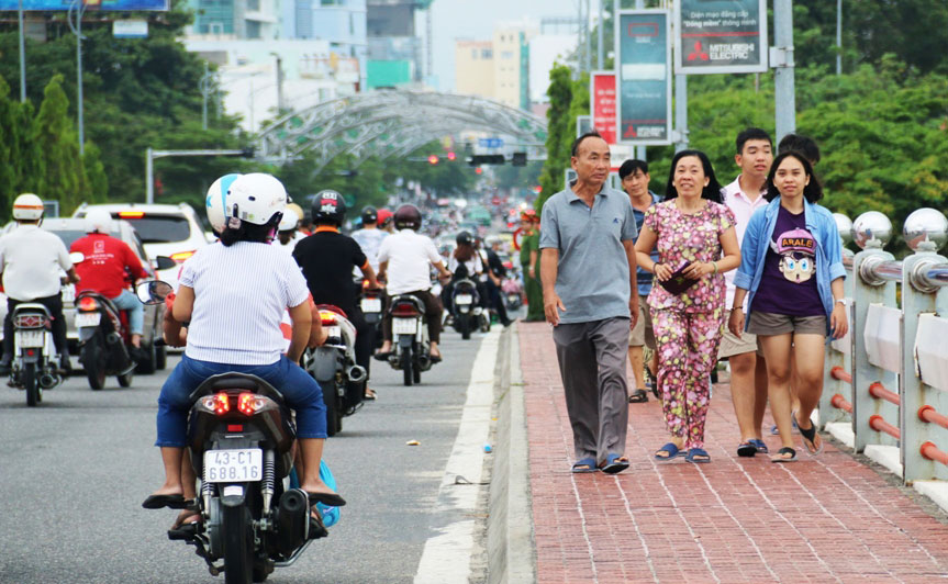  Local streets being enlivened with bustling atmosphere prior to the first night of DIFF