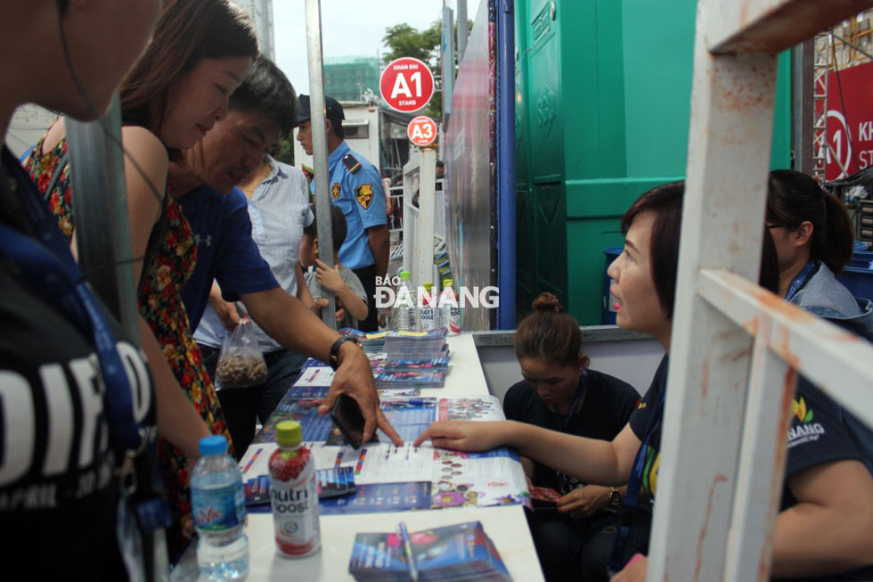 A large number of locals and visitors buying DIFF 2018 tickets at selling points located near the viewing stands