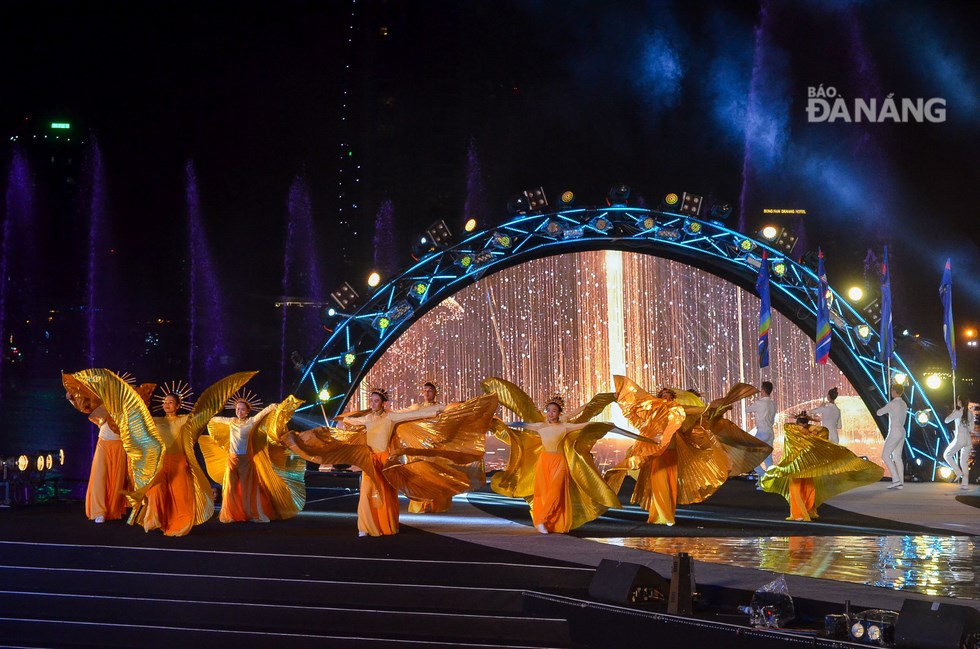 Themed ‘The Bridge of Love’, the opening night thrilled the spectators with stunning arts performance, vividly reflecting the stunning images of beautiful bridges that participating teams bring to the event.