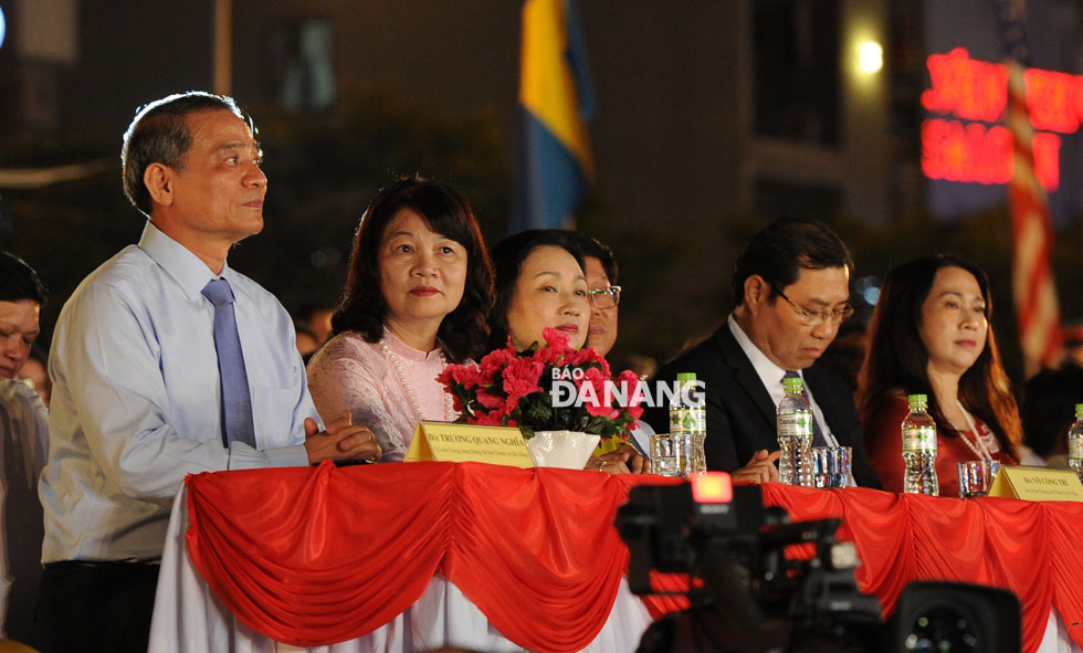 Da Nang Party Committee Secretary Truong Quang Nghia (1st, left) and other VIP guests