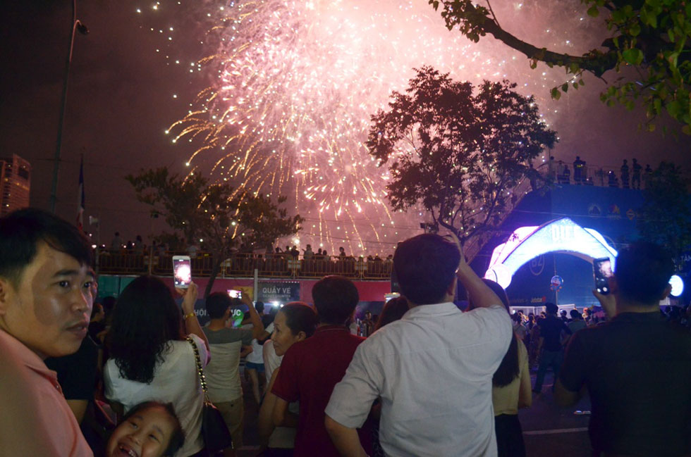 Hàng nghìn người dân địa phương đứng hai bên sờ sông Hàn để thưởng thức bữa tiệc pháo hoa của đội pháo hoa Việt Nam, ẢNH NGỌC PHÚ