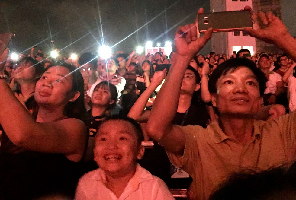 The spectators eagerly admiring the spectacular fireworks display by the host team Da Nang-Viet Nam