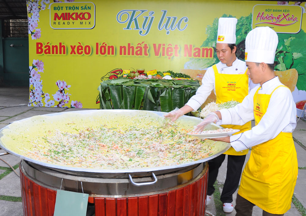 Xác lập kỷ lục bánh xèo lớn nhất Việt Nam