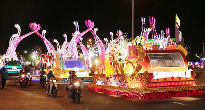 Sôi động diễu hành nghệ thuật carnaval đường phố
