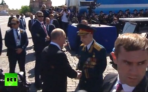 Video: Hành động gây xúc động của ông Putin sau lễ diễu binh