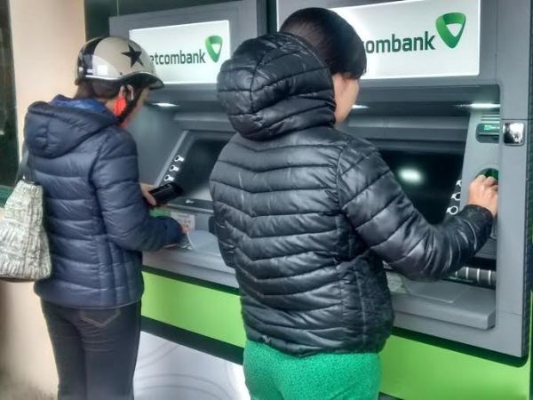 Các ngân hàng dừng chương trình tăng phí rút tiền tại máy ATM