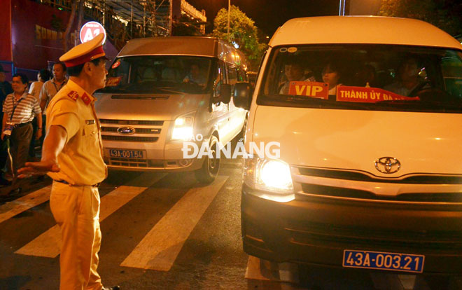Đại tá Lê Ngọc, Trưởng phòng Cảnh sát giao thông Công an thành phố cũng trực tiếp hướng dẫn các phương tiện ô tô khách