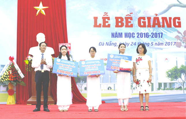 Công tác khuyến học, khuyến tài của Trường THPT Phan Châu Trinh đã tiếp thêm niềm tin đến trường cho học sinh khó khăn.