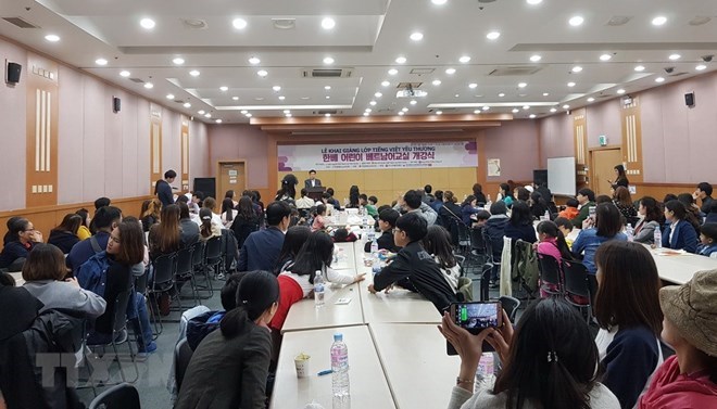 The opening ceremony of a Vietnamese language course for people in the Republic of Korea. (Photo: VNA)