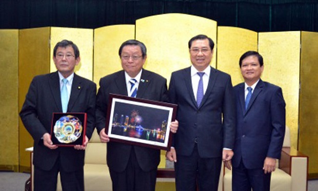  Chairman Tho (2nd, right), Vice Chairman Trung (1st, right) and their Japanese guests at the reception