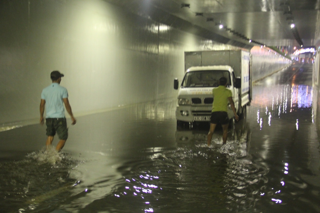 The inside of Dien Bien Phu-Nguyen Tri Phuong tunnel being inundated with rainwater