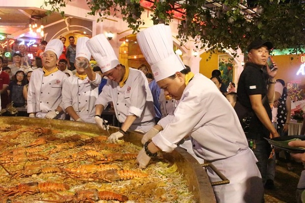 Domestic chefs preparing the cake (Photo: plo.vn)