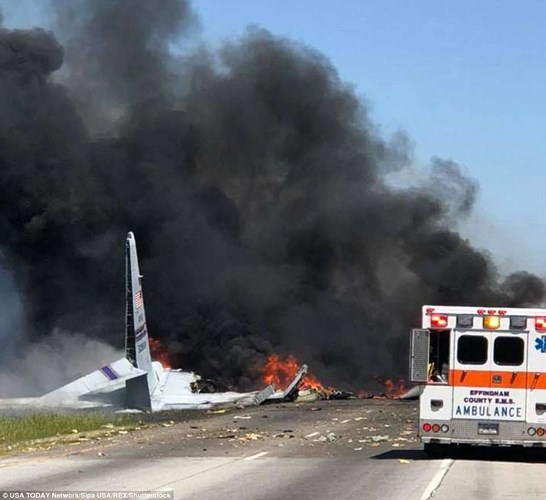 Xác chiếc máy bay nằm trên đường cao tốc, mảnh vỡ văng khắp mọi nơi. Ảnh: USA Today.