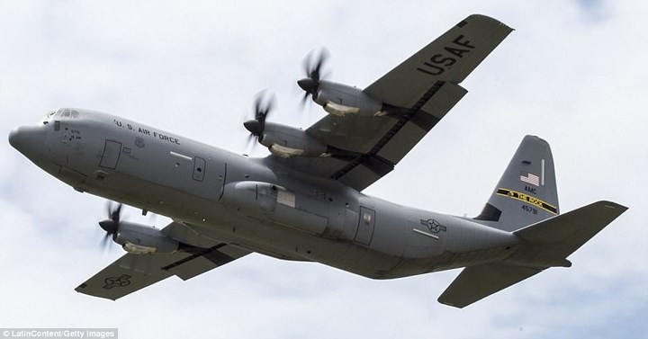 Máy bay vận tải quân sự Lockheed C-130 Hercules của Mỹ có 4 động cơ turbine cánh quạt với chiều dài xấp xỉ 30m, sải cánh 40,4m, trọng tải 20 tấn; được bố trí 3 cửa, 2 cửa bên thân máy bay và 1 cửa ở phía đuôi máy bay. Ảnh: Getty images. 