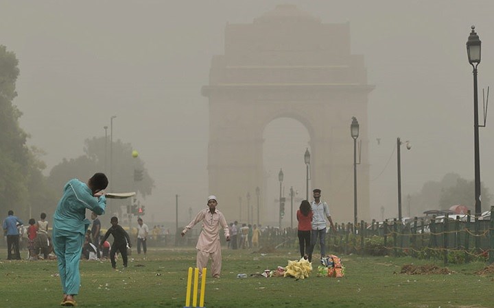 Sinh hoạt của người dân New Delhi sau khi trận bão cát tan. Ảnh: PTI