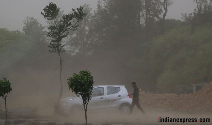 Ngày 2/5, bão cát bất ngờ ập vào các khu vực phía Tây và Bắc Ấn Độ. Cát bụi dày đặc hạn chế tầm nhìn. Ảnh: Indianexpress
