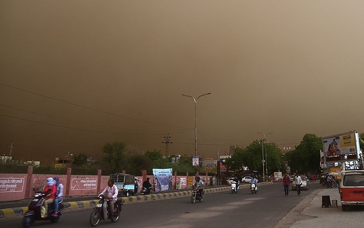 Cơ quan Khí tượng Ấn Độ dự báo ngày 2/5 bầu trời sẽ quang trở lại vì trời có thể mưa và xua tan cát bụi đang bao phủ khắp mọi nơi. Ảnh: PTI.
