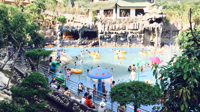 Công viên suối khoáng nóng Núi Thần Tài Đà Nẵng thu hút du khách đến vui chơi, giải trí. Ảnh: T.T