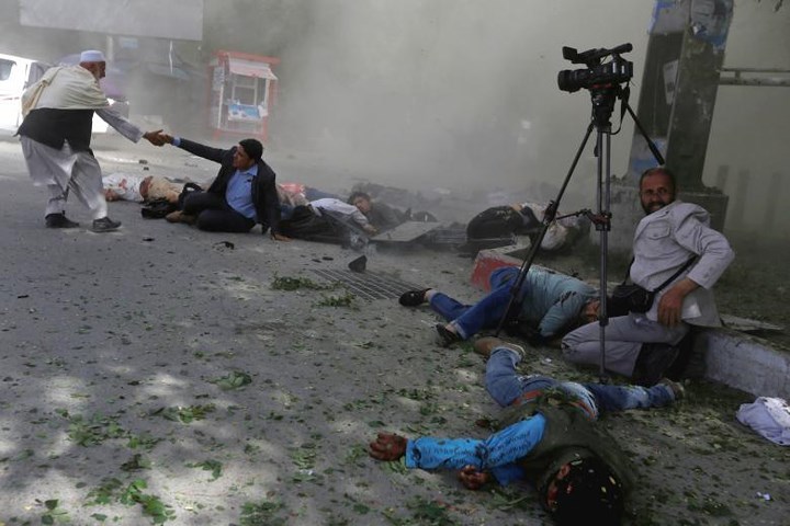 Hình ảnh các nhà báo nằm gục sau một vụ đánh bom tại thủ đô Kabul, Afghanistan, vào ngày 30/4. IS nhận trách nhiệm về vụ tấn công này.