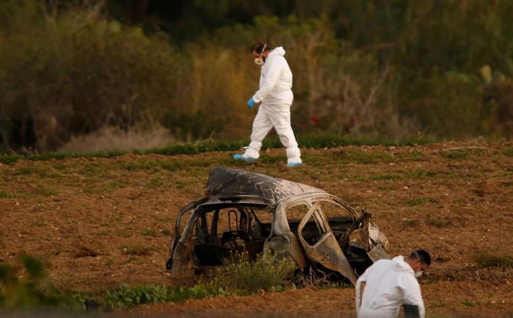 Các chuyên gia pháp y xuất hiện tại hiện trường vụ một chiếc xe ô tô bị gài bom và phát nổ khiến một nhà báo điều tra thiệt mạng. Ảnh chụp tại Bidnija, Malta vào tháng 10/2017.