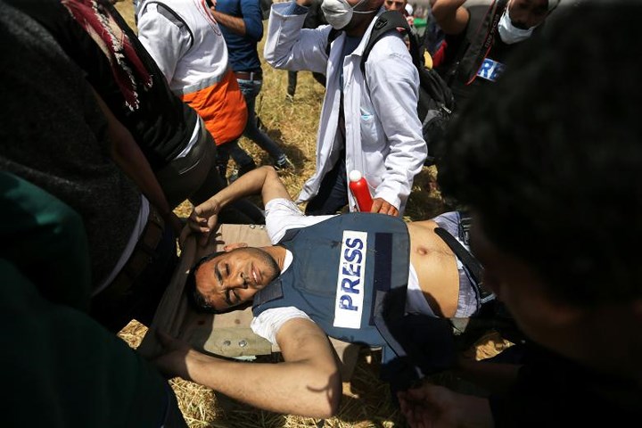   Nhà báo Palestine Murtaja tử thương sau các cuộc đụng độ với binh sĩ Israel tại biên giới Israel-Gaza. Một viên đạn xuyên qua thành bụng của anh.