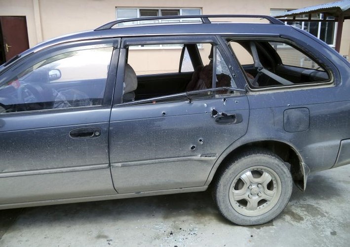Vết đạn lỗ chỗ trên cánh cửa xe ô tô mà 2 nhà báo AP ngồi trong lúc họ bị bắn ở tỉnh Khost, Afghanistan vào tháng 4/2014. Một tay súng giả là cảnh sát đã bắn chết 1 người và bắn thương nặng người còn lại.