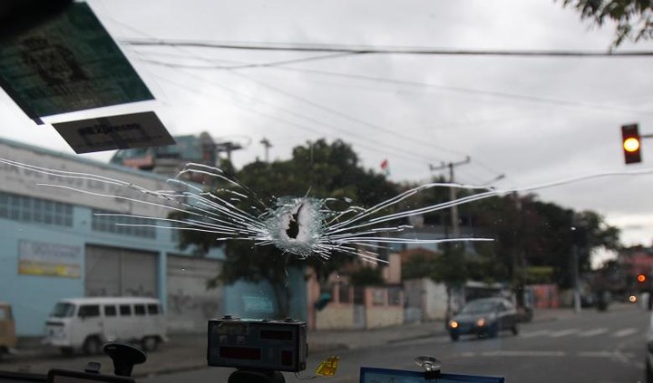 Đạn xuyên qua cửa kính phía trước của xe taxi khi nhiếp ảnh gia Paulo Whitaker của Reuters tác nghiệp ở khu ổ chuột tại thành phố Rio de Janeiro (Brazil) vào tháng 11/2010.